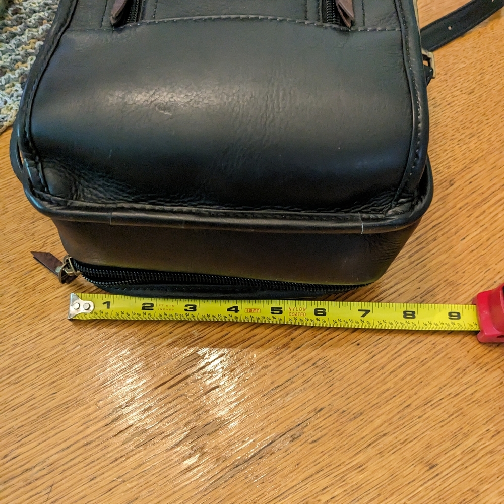 LAND Genuine Leather Cross Body handbag, organizer, lots of pockets - Picture 8 of 14